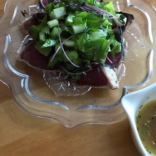 香味サラダのせ鰹のたたきサラダ